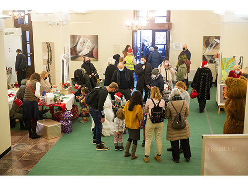 Rotušėje duris atvėrė kasmetinė Tarptautinė Kalėdų labdaros mugė