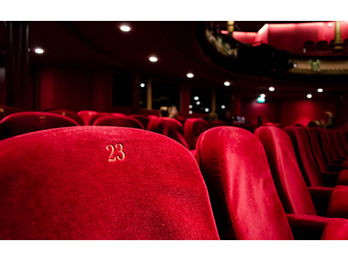 Vartojant maistą ir gėrimus kino seanso metu – vienos kėdės atstumas tarp žiūrovų